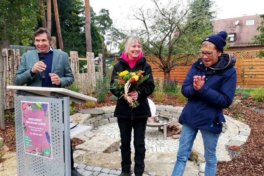 Christian Schopf bedankt sich mit Blumen bei seiner Mitarbeiterin Eröffnung Erlebnisgarten Naturgarten